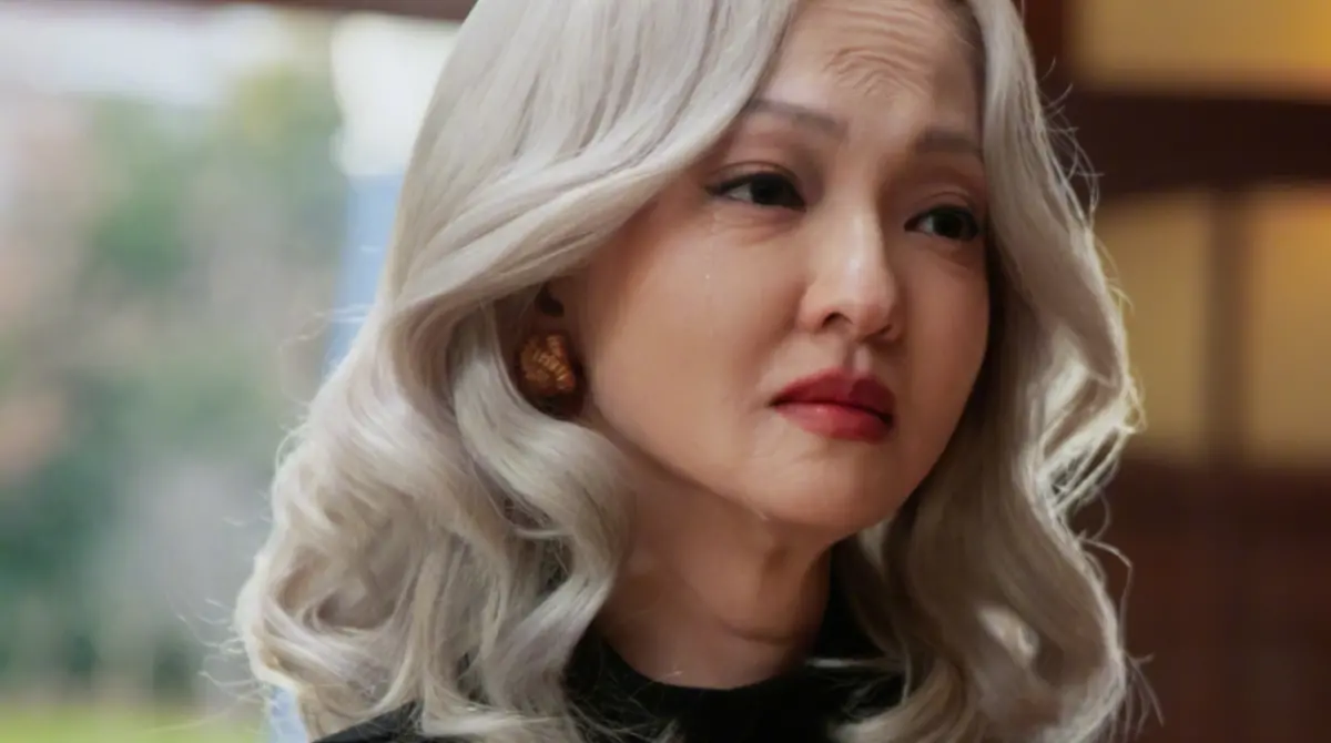 ▲張韶涵在演唱會的轉場影片中故意扮老，滿頭白髮、臉上佈滿抬頭紋的造型嚇壞粉絲，張韶涵說自己只是想坦然面對衰老。（圖／張韶涵微博）