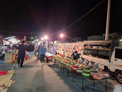 ▲彰化花壇夜市占地面積廣大，攤販彼此間距遠，方便民眾到處吃喝玩樂。（圖／花壇人俱樂部2臉書）