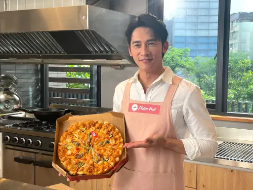 ▲必勝客請出暖男温昇豪在全新的「溫生蠔2.0」影片中親自下廚，挑戰製作母親節限定「明太子生蠔干貝披薩」。（圖／必勝客提供）