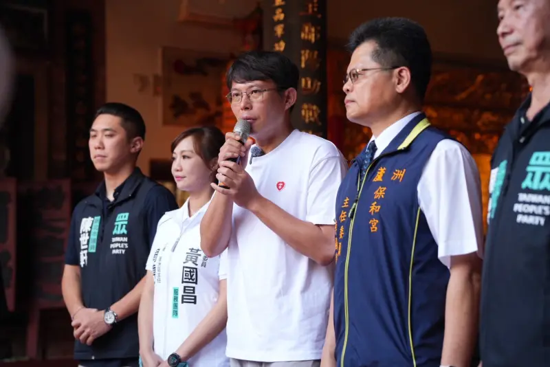 ▲民眾黨主席黃國昌今在蘆洲保和宮參香並發送母親節康乃馨。（圖／民眾黨提供，2025.05.04）