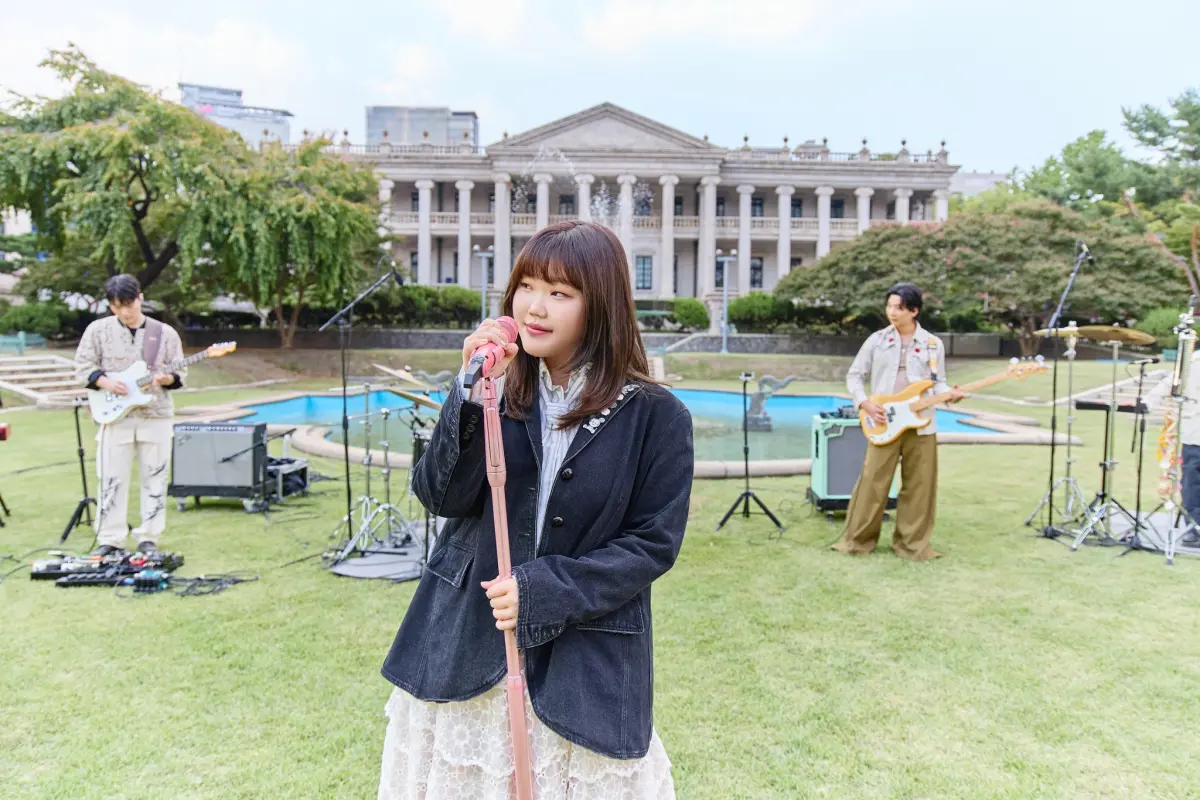 ▲韓國兄妹檔樂團AKMU（舊稱：樂童音樂家）妹妹李秀賢在今（4）日迎來26歲生日啦！她13歲時參加選秀節目奪得冠軍後，與YG娛樂簽約開啟星路，並在出道前主動要求在合約中載明「不得整形」條款，出道後卻因壓力過大一度罹患暴食症。（圖／akmu_suhyun IG）