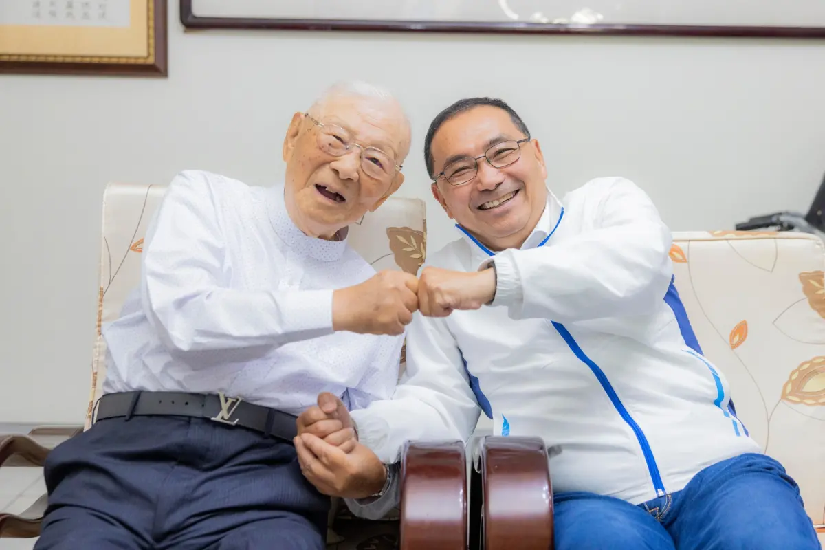 ▲新北市長侯友宜過去與高齡107歲的退輔會前主委許歷農（左）合影。（圖／侯友宜臉書）