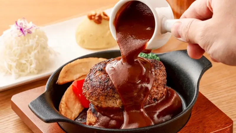 ▲南港LaLaport美食餐廳新店開幕！「米與多蜜」主打日式炭火漢堡排沾「多蜜醬」，還提供6款創新醬汁，5月5日起消費滿千贈送「買一送一」優惠券，東興店也適用。王座「京都勝牛」母親節優惠。（圖／米與多蜜提供）