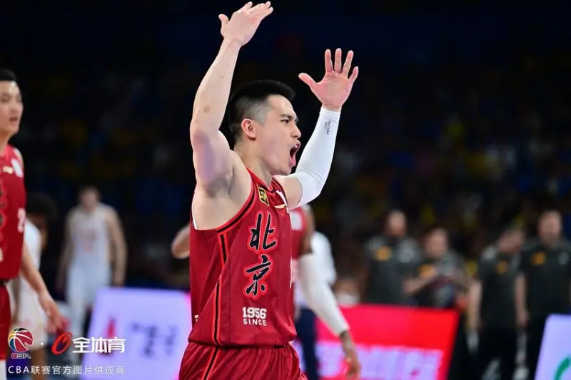 ▲中國CBA聯賽北京首鋼主力控衛陳盈駿率隊打進總冠軍賽，近期他更新個人社群網站，分享了一份別具意義的禮物——老東家廣州龍獅球迷送上的加油海報。（圖／取自陳盈駿IG）