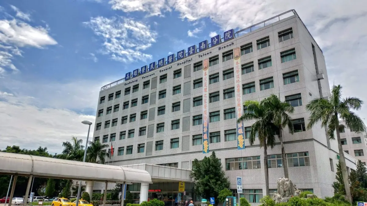 ▲加護病房護理師為了確認探病家屬身分，遭拉扯衣領與識別證。（圖／翻攝高雄榮民總醫院臺南分院網頁）