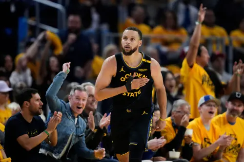 ▲洛杉磯NBA球迷若願意，得改支持加州唯一希望金州勇士，成為一日Curry粉絲。（圖／美聯社／達志影像）