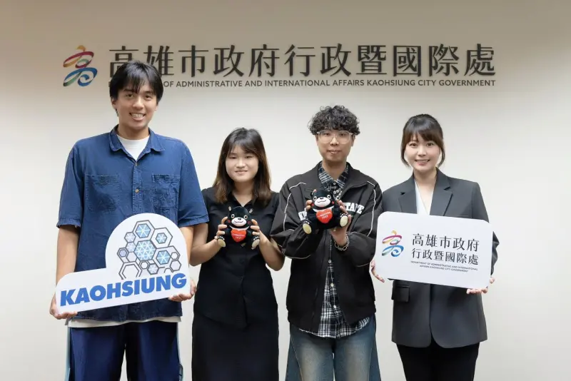 ▲高雄國際關係小組青年學生代表上任 ，行國處長張硯卿特別介紹高雄城市外交與國際合作發展現況，期待年輕視角助攻城市外交。(圖／高市府提供)