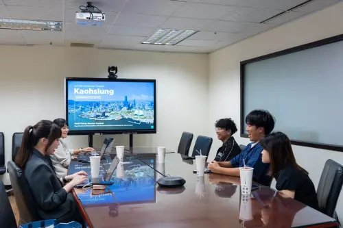 ▲高雄市政府國際關係小組自2023年納入青年學生代表,新任青年委員期待與國際互動,更深入了解高雄。(圖/高市府提供) ▲高雄市政府國際關係小組自2023年納入青年學生代表,新任青年委員期待與國際互動,更深入了解高雄。(圖/高市府提供)