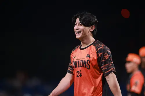 南珉貞透過Travis(富邦悍將應援團團長)分享,感謝陳傑憲的稱讚,也希望球迷喜歡昨天的表演。(圖/記者葉政勳攝) ▲南珉貞透過Travis(富邦悍將應援團團長)分享,感謝陳傑憲的稱讚,也希望球迷喜歡昨天的表演。(圖/記者葉政勳攝)