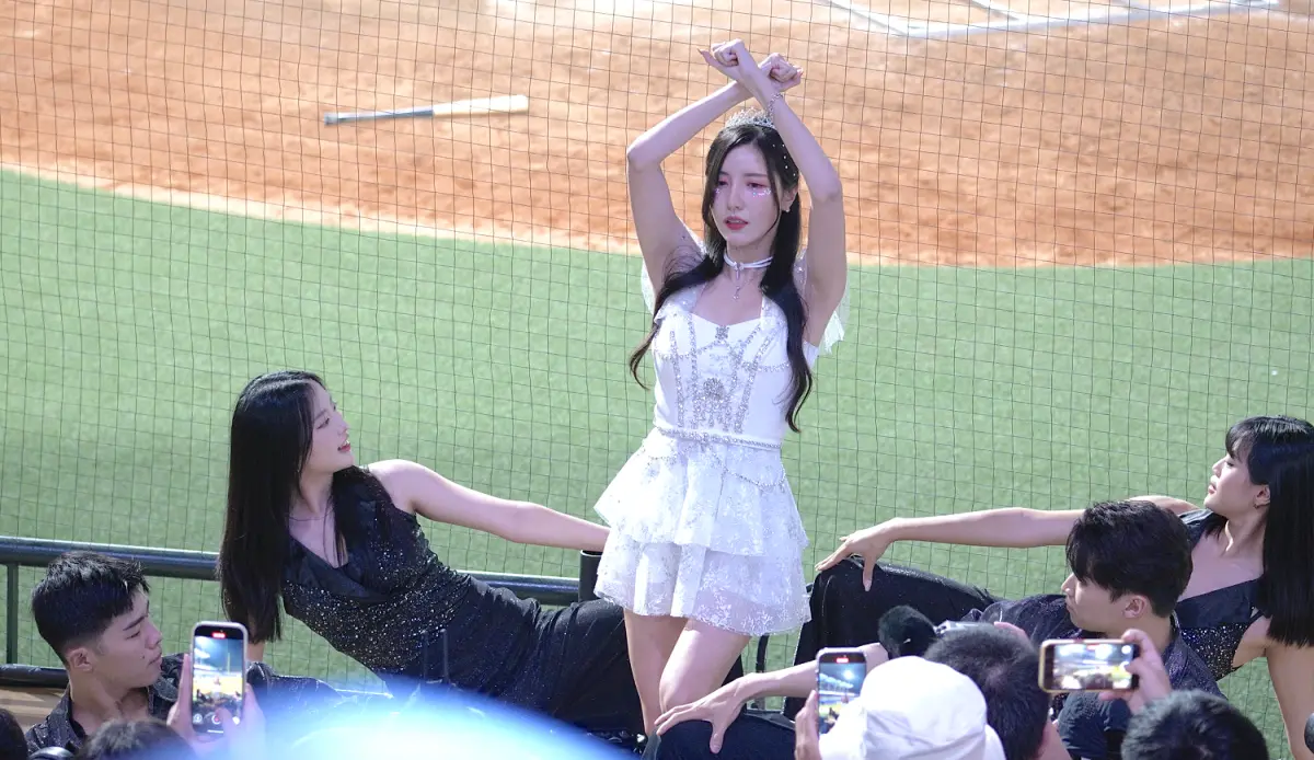 ▲南珉貞今（4）日在富邦悍將「안녕你好」韓國主題日場中SOLO舞，大跳〈APT.〉引發現場球迷歡聲雷動。（圖／記者陳云茹攝）