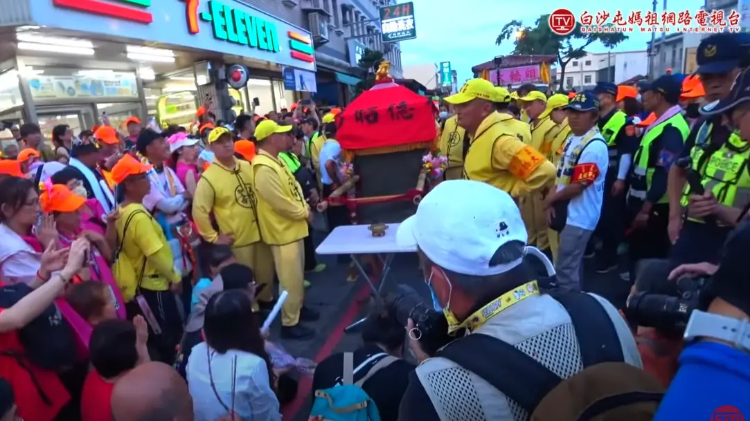 ▲白沙屯媽祖今晨5時許停駕在7-11元東門市，該門市立刻限時3天推出咖啡、思樂冰買2送1。（圖／白沙屯媽祖網路電視台）