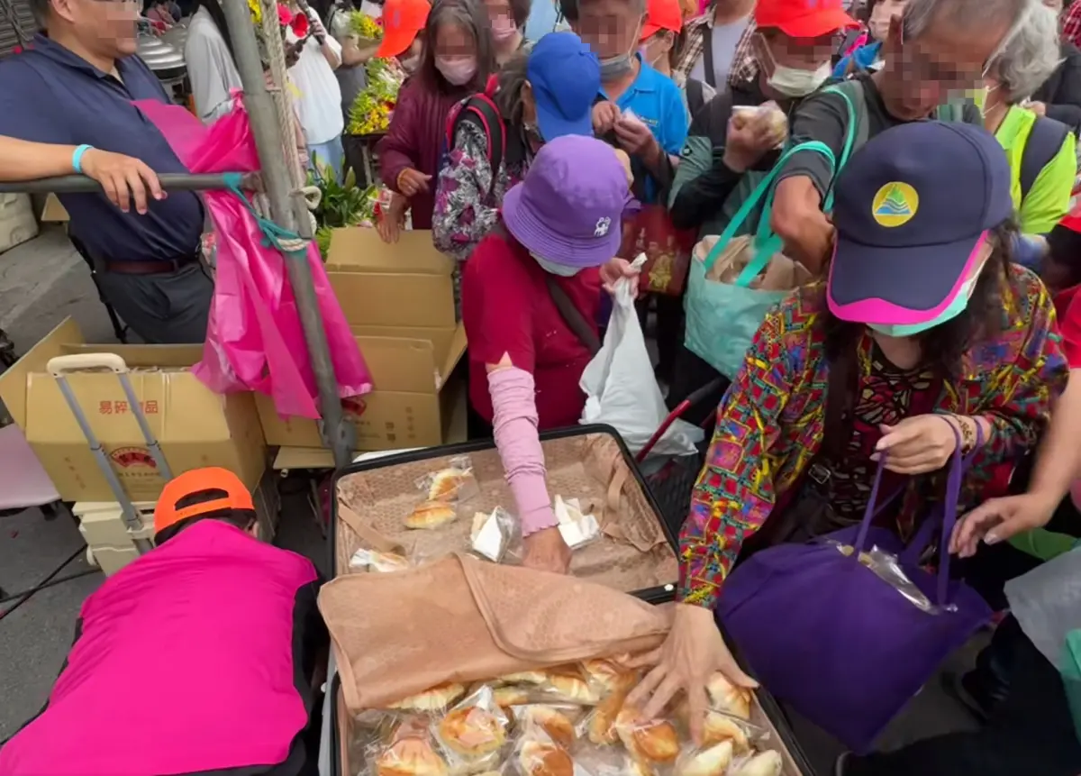 ▲白沙屯媽祖進香活動引來眾多信眾跟隨，有民眾自願發放結緣麵包，沒想到出現一群阿公阿嬤拿著塑膠袋開搶。（圖／翻攝白沙屯媽祖全球徒步聯誼會）