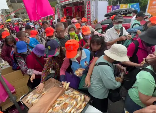 ▲有信眾發放結緣麵包，沒想到出現一堆疑似並非香燈腳的阿公阿嬤開搶。（圖／翻攝白沙屯媽祖全球徒步聯誼會）