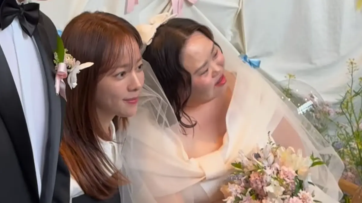 ▲《我們的藍調時光》唐氏症女星鄭恩惠（右）昨日舉行婚禮，同劇演員韓志旼（左）、金宇彬到場送祝福，場面十分溫馨動人。（圖／鄭恩惠IG）