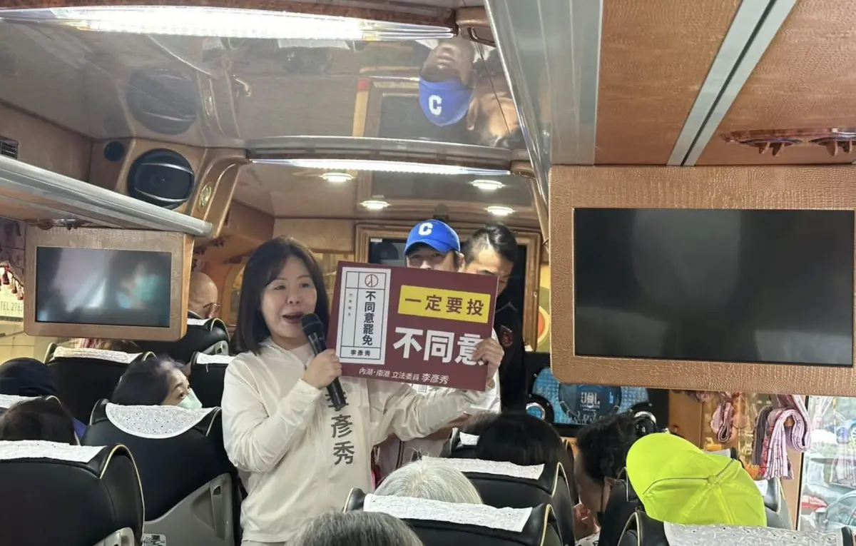 ▲吳欣岱爆李彥秀送車宣傳反罷免遭鄉親嗆聲，碰了一鼻子灰下車。（圖／翻攝自吳欣岱臉書）