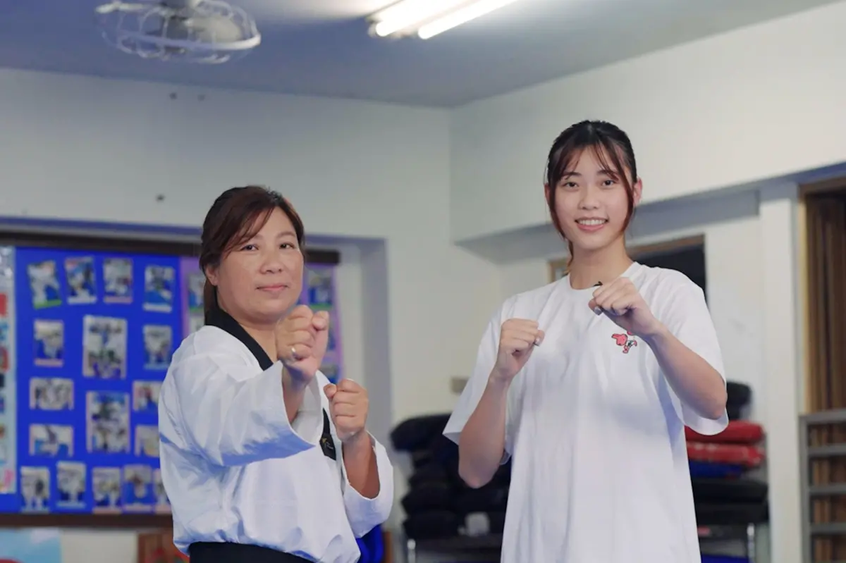 ▲2025雙北世界壯年運動會即將開賽，奧運跆拳道國手羅嘉翎的母親—何千金小姐（左），將以選手身份踏上跆拳道賽場，這是她人生中的首次實戰，就參加國際比賽，一人參賽全家出動，由羅嘉翎（右）擔任指導教練。（圖／新北市體育局提供）