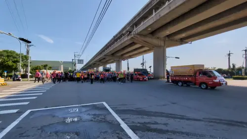 頭旗車必須在媽祖進香隊伍的前方打頭陣,但常常被粉紅超跑多變的路線而放生(圖/翻攝白沙屯媽祖網路電視台) ▲頭旗車必須在媽祖進香隊伍的前方打頭陣,但常常被粉紅超跑多變的路線而放生(圖/翻攝白沙屯媽祖網路電視台)