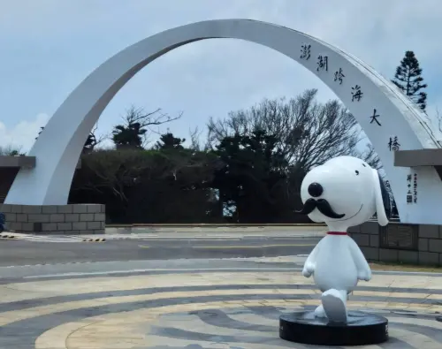 ▲史努比粉必朝聖！澎湖花火節花生漫畫主角造訪熱門景點。（圖／澎湖縣政府提供）