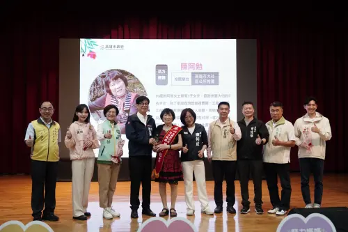 市長偕同民代頒贈獲獎活力媽媽陳阿勉獎座 ▲市長偕同民代頒贈獲獎活力媽媽陳阿勉獎座。(圖/高雄市社會局)