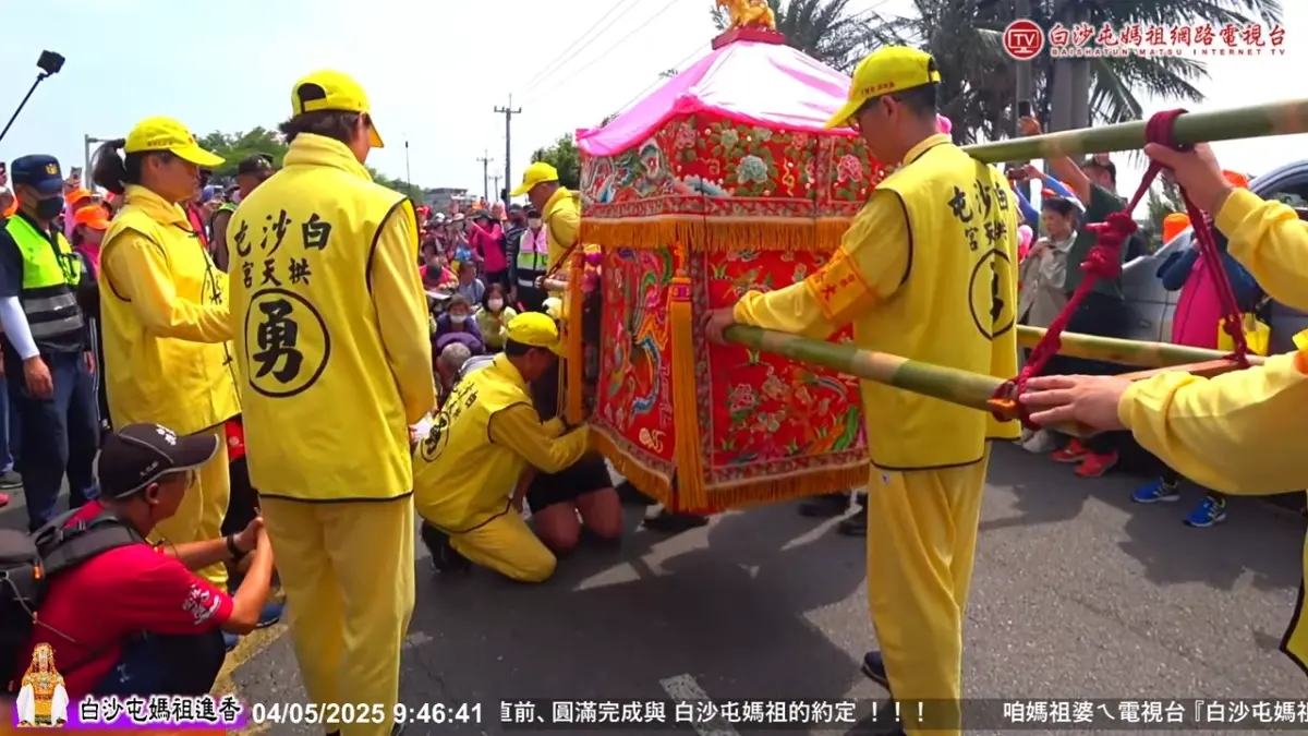 ▲粉紅超跑在這對母子旁待了2分鐘以上，仔細傾聽他們的願望。（圖／翻攝白沙屯媽祖網路電視台）