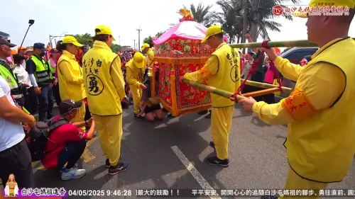 ▲白沙屯媽祖以及山邊媽兩位媽祖婆看到這位媽媽時，她不斷抱著孩子跪拜，但臉上早已充滿著淚水。（圖／翻攝白沙屯媽祖網路電視台）