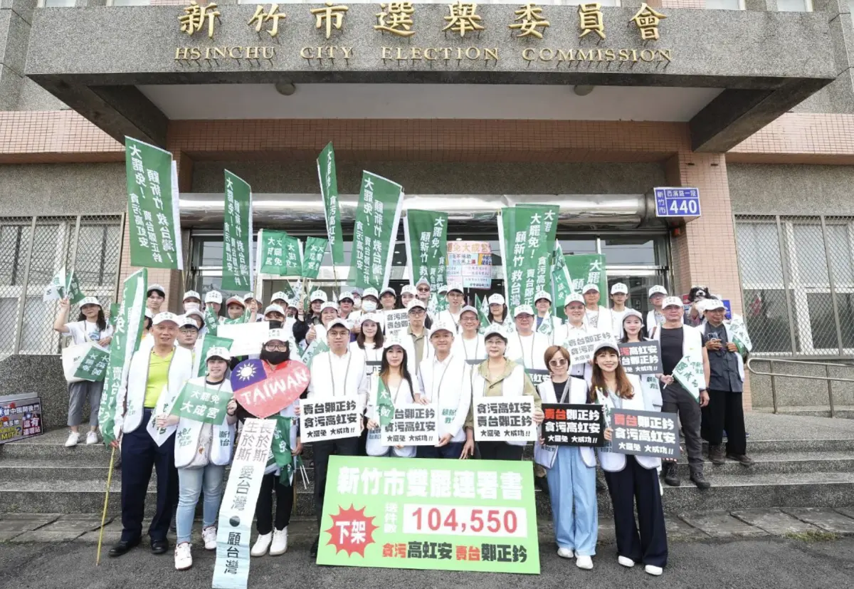 ▲新竹雙罷團體今日前往選委會送件二階連署書，總共送出10萬4550份，高虹安超過146%，鄭正鈐超過150%。（圖／翻攝自林志潔臉書）