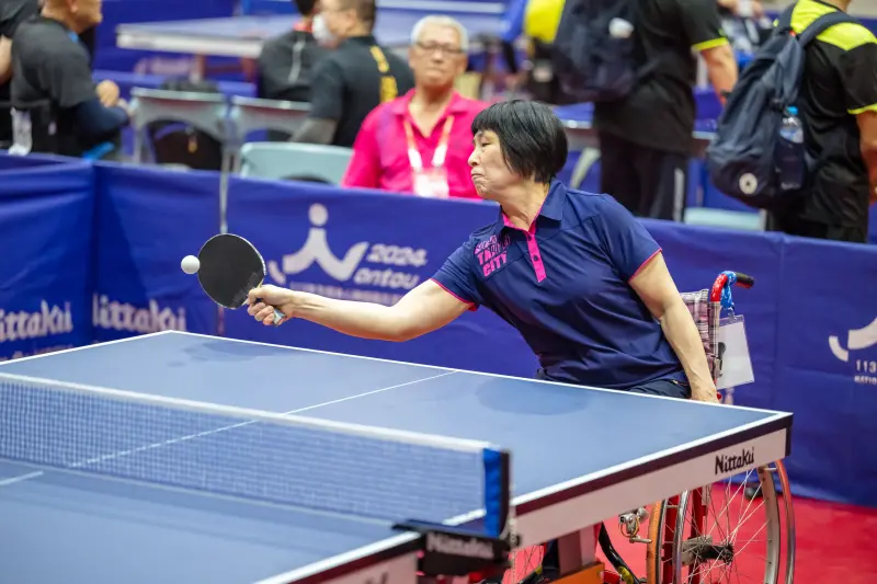 ▲臺灣最強桌球阿嬤「盧碧春」披戰袍挑戰世壯運目標拿金牌。（圖／新北市體育局提供）