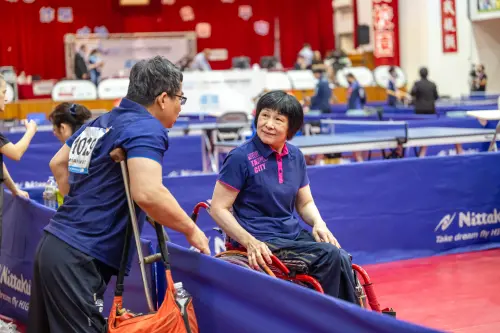 先生陪伴盧碧春 征戰國內外桌球賽 夫妻倆是球場上的最佳夥伴 ▲先生陪伴盧碧春 征戰國內外桌球賽 夫妻倆是球場上的最佳夥伴