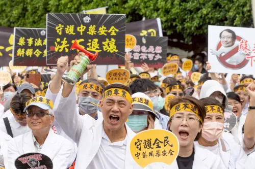 ▲藥師公會全聯會千人走上凱道,要求撤回解釋令、堅守藥事專業。(圖/藥師公會全聯會) ▲藥師公會全聯會千人走上凱道,要求撤回解釋令、堅守藥事專業。(圖/藥師公會全聯會)