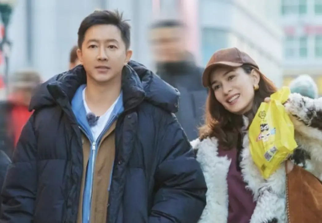 ▲韓庚（左）在微博宣布二寶的到來，更曬出一家四口的首張合照，吸引大批網友前去祝福。但其實早就有許多粉絲猜測盧靖姍是否懷孕，原因是先前她在綜藝上不僅經常露出疲累的模樣，還大幅減少化妝的頻率。（圖／西洲的十一微博）