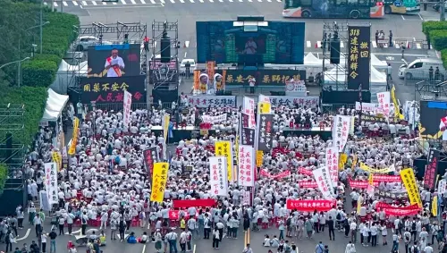 ▲藥師公會全聯會千人走上凱道,要求撤回解釋令、堅守藥事專業。(圖/藥師公會全聯會) ▲藥師公會全聯會號召藥師走上凱道,現場氣氛激昂震撼,超過5,000多人踴躍參與。(圖/藥師公會全聯會)