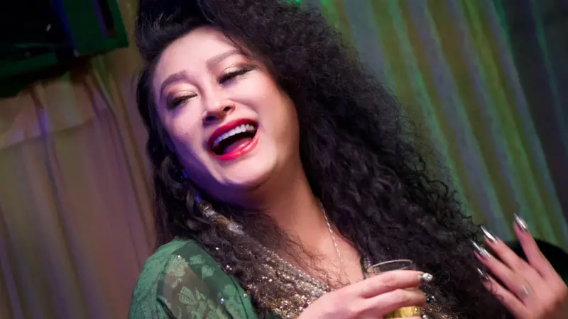 ▲原住民歌手巴大雄近日推出新曲〈舅媽〉，MV中請來知名歌手紀曉君（如圖）扮演酒店坐檯小姐，YouTuber阿翰下海陪酒的畫面也曝光。（圖／巴大雄 臉書）