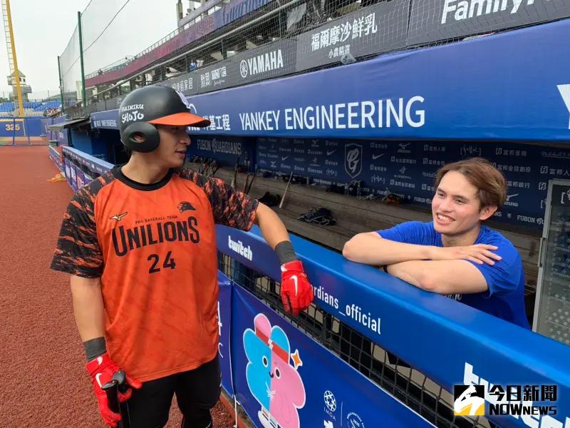 ▲統一獅陳傑憲（左）賽前走向富邦悍將休息室，見到張奕（右）後開始大讚他的球質很棒。（圖／記者陳柏翰攝）