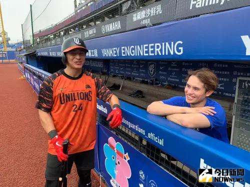 ▲統一獅陳傑憲（左）賽前走向富邦悍將休息室，見到張奕（右）後開始大讚他的球質很棒。（圖／記者陳柏翰攝）