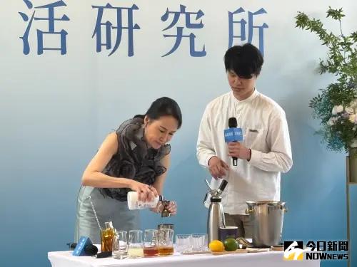 ▲總經理張麗蓉與品酒講師Evans，現場以創意調酒引領賓客進入風味與生活情緒交織的五感體驗，（圖／記者金武鳳攝，2025.5.4)