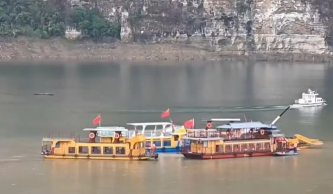 ▲中國貴州發生觀光船側翻事故，70多人落水，尚有20多人失聯。（圖／翻攝自小紅書）