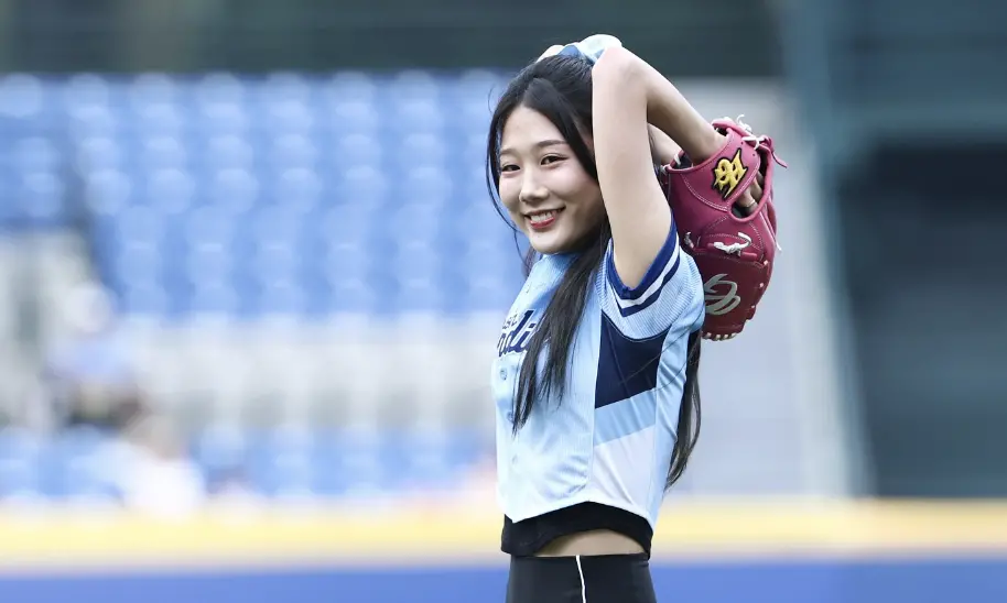 ▲網紅金針菇今（4）日到新莊棒球場替富邦開球，被問到近期韓籍啦啦隊瘋狂來台，她笑稱：「幸好我10年前就來了！」並透露台灣是很棒的地方。（圖／IG ggu__kim）