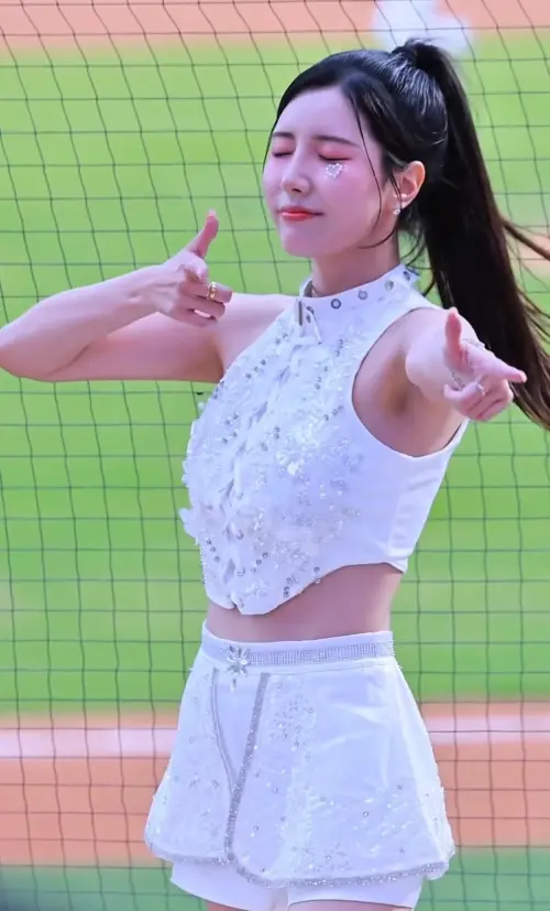 ▲南珉貞稍早在舞台上大跳〈APT.〉炒熱氣氛。(圖/IG minjeong_w_) ▲南珉貞稍早在舞台上大跳〈APT.〉炒熱氣氛。(圖/IG minjeong_w_)