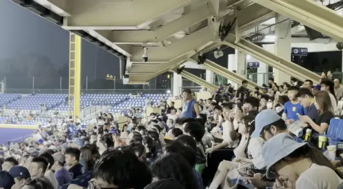 ▲富邦今（4）日慘被統一獅打爆，現場球迷悲喊「AAOA」，畫面在網路上瘋傳。（圖／SQ講重點🧐 YouTube）