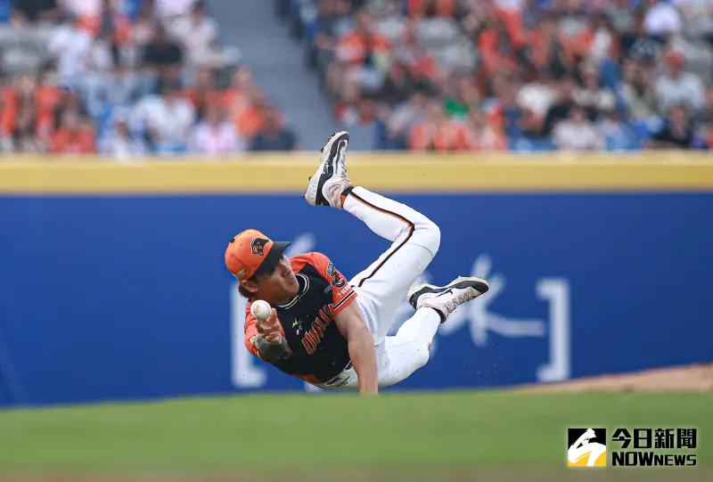 ▲統一獅陳聖平本季失誤16次，守備率僅9成51。（圖／記者葉政勳攝）