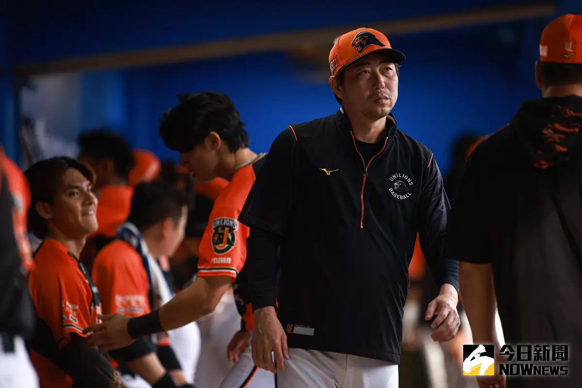 ▲統一獅陳聖平（左）單場發生2次失誤，被總教練林岳平（右）安排移防三壘。（圖／記者葉政勳攝）