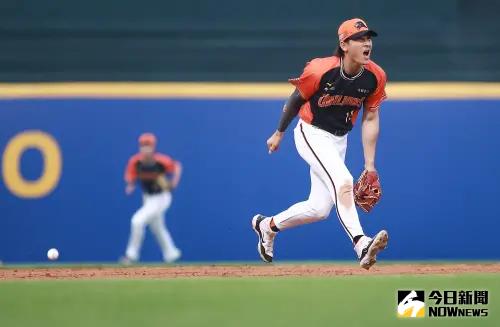 ▲統一獅陳聖平在第3局發生守備失誤，表情相當懊惱，在賽中被換到三壘。（圖／記者葉政勳攝）