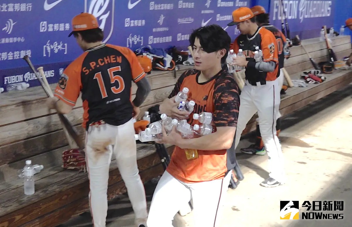 ▲統一獅隊長陳傑憲賽後帶頭收垃圾。（圖／記者陳云茹攝）