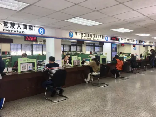 ▲桃園監理站從12月7日起的每周六上午8時至12時，開辦「假日門市」與道安講習。（圖／桃園監理站提供）