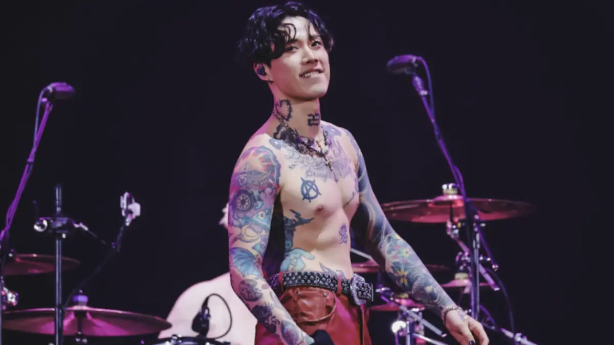 ▲樂團TRASH《幸福的末班車》15週年演唱會於本月3日登上高雄巨蛋開唱，4位成員主唱阿夜（如圖）、鼓手魁剛、吉他手頤原及貝斯手博文受粉絲鼓舞，霸氣兌現脫上衣承諾，並邀請Bii畢書盡擔任驚喜嘉賓，掀起全場最高潮！（圖／華納音樂提供）