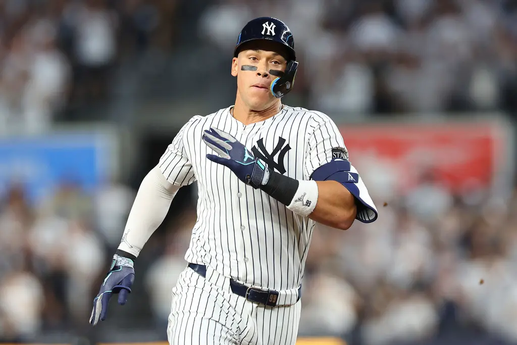▲賈吉（Aaron Judge）全場5打數1安打，將連續上壘場次提升到30場，續當聯盟10冠王，隊友Cody Bellinger達陣生涯200轟，無奈光芒機關槍打線發威，全場敲出16支安打拿7分，終場7：5送給洋基2連敗。（圖／美聯社／達志影像）