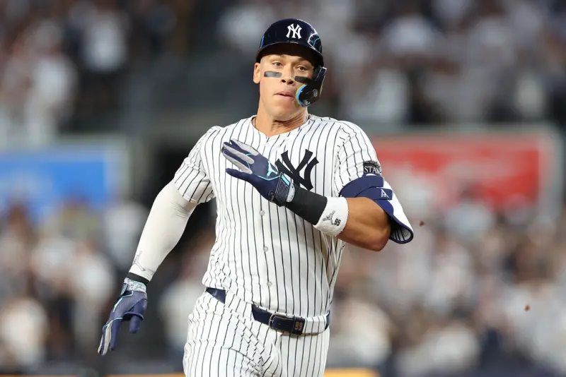 ▲賈吉（Aaron Judge）全場5打數1安打，將連續上壘場次提升到30場，續當聯盟10冠王，隊友Cody Bellinger達陣生涯200轟，無奈光芒機關槍打線發威，全場敲出16支安打拿7分，終場7：5送給洋基2連敗。（圖／美聯社／達志影像）