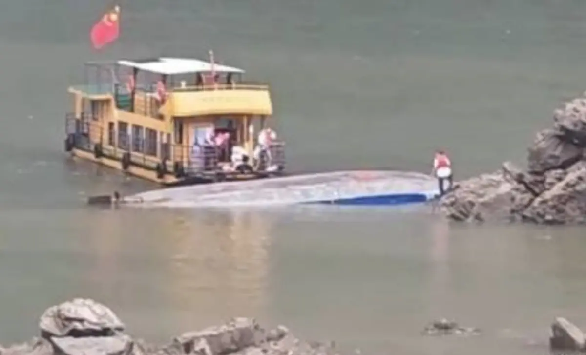 ▲中國貴州4日下午發生觀光遊船傾覆事故，已知至少造成9人死亡、1人失蹤。（圖／翻攝自微博）
