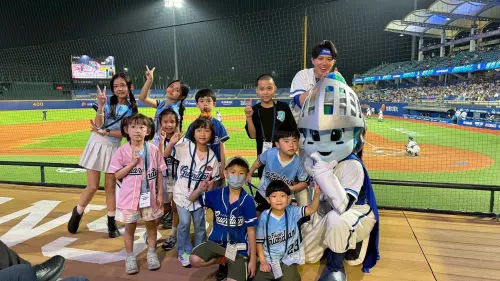 ▲富邦悍將球團將新莊城堡設計出友善的親子環境，塑造出進場看棒球，是闔家歡樂、親子休閒活動的氛圍。（圖／富邦悍將提供）