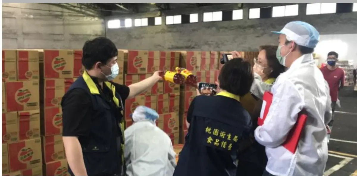 ▲衛生局前往蘋菓西打產線查核。（圖／翻攝桃園市衛生局網站）